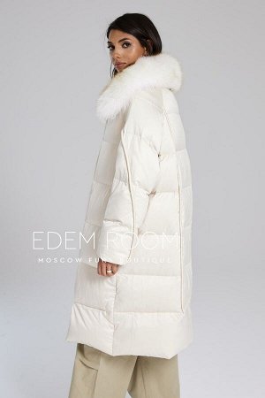 Светлое пуховое пальто для зимы