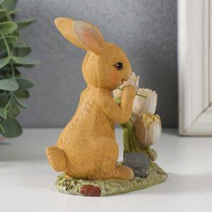 Фигурка полистоун «Зайчик на полянке с тюльпанами», 9.5x6x11 см