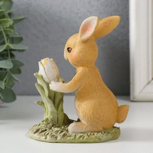 Фигурка полистоун «Зайчик на полянке с тюльпанами», 9.5x6x11 см