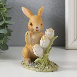 Фигурка полистоун «Зайчик на полянке с тюльпанами», 9.5x6x11 см