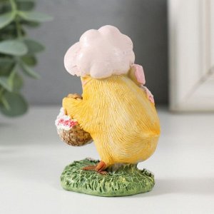 Фигурка полистоун «Цыпа в шляпке с корзинкой цветов», 6.5x4x8 см