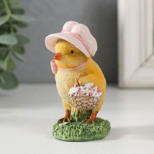 Фигурка полистоун «Цыпа в шляпке с корзинкой цветов», 6.5x4x8 см