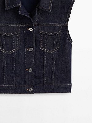 Короткий джинсовый жилет стираного вида со стегаными швами