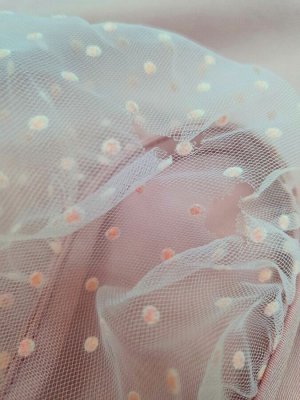 Платье розовое прилегающее с разрезом и рукавами из фатина (деффект, на фото в карусели)