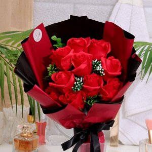Эксклюзивный букет из красных мыльных роз, 11 шт