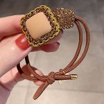 Резинка для волос с декором, коричневый