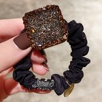 Резинка для волос с квадратным декором, черный
