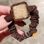 Резинка для волос с квадратным декором, темно-коричневый