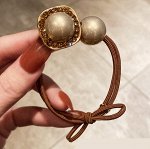 Резинка для волос с пластиковым декором, коричневый