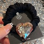 Резинка для волос с декором в виде сердца, черный/коричневый