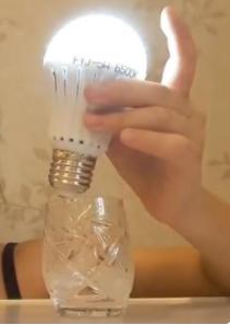 LED-лампа с батареей, работающая на воде + крючок