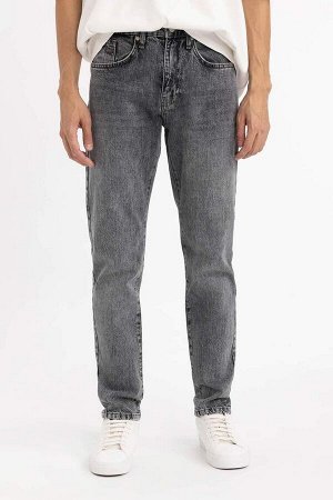 Узкие зауженные джинсовые брюки с нормальной талией и зауженной посадкой