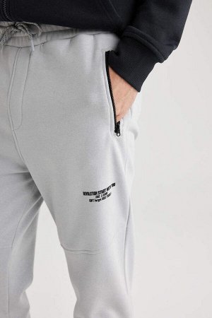 Спортивные штаны стандартного кроя с карманами на молнии