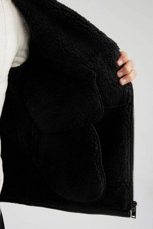 Пальто из искусственной кожи приталенного кроя с плюшевой подкладкой