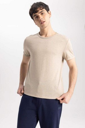 Базовая футболка стандартного кроя с круглым вырезом и короткими рукавами