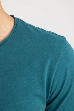 Базовая футболка с коротким рукавом приталенного кроя и круглым вырезом