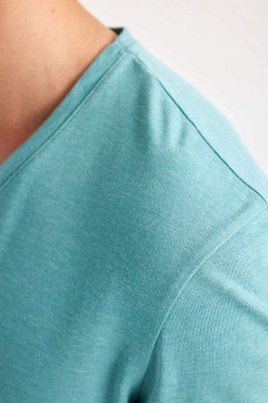 Базовая хлопковая футболка узкого кроя с v-образным вырезом и короткими рукавами