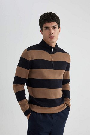 Полосатый свитер приталенного кроя с высоким воротником и узором в полоску