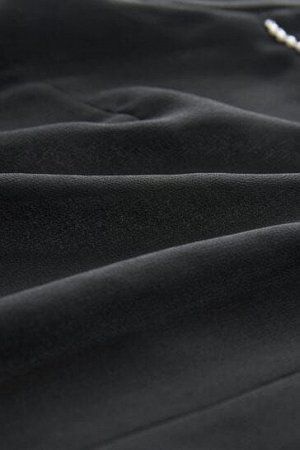 Черная блузка с воротником с рюшами и жемчужной отделкой