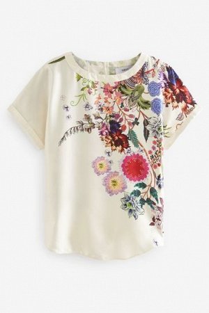 Натуральный с цветочным узором – атласная футболка с короткими рукавами и закругленным краем.