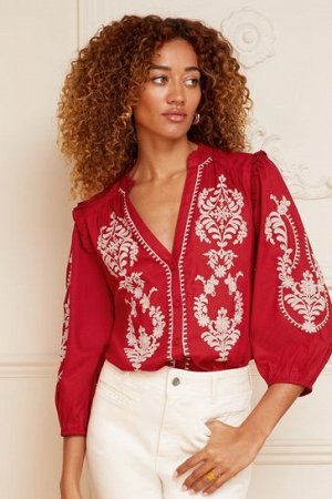 Love & Roses Блузка на пуговицах с рукавами 3/4, контрастной вышивкой люверсов, V-образным вырезом и рюшами