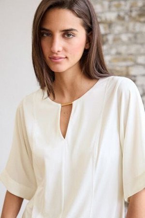 Блуза с короткими рукавами и круглым вырезом, украшенная фурнитурой