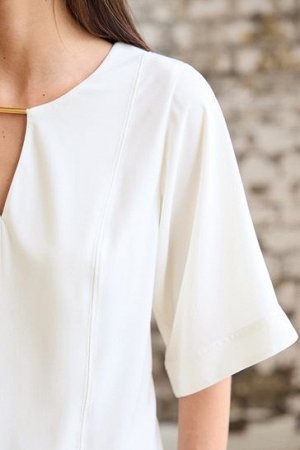 Блуза с короткими рукавами и круглым вырезом, украшенная фурнитурой