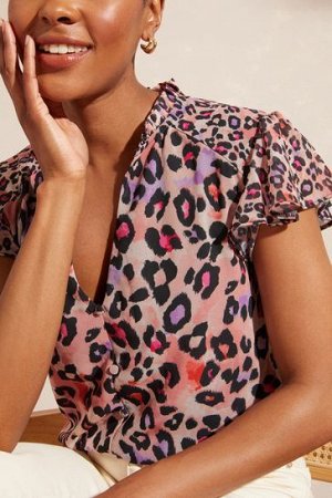 Блузка с принтом Love & Roses, застегивающаяся на пуговицы, с рюшами, развевающимися рукавами и V-образным вырезом