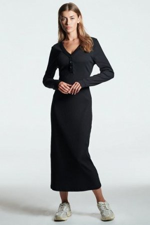 Черное платье-миди в рубчик с длинными рукавами