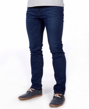 Джинсы Классические пятикарманные джинсы прямого кроя, с застежкой на молнию. 
Состав: 72% - хлопок, 26% - полиэстер, 2% - спандекс.