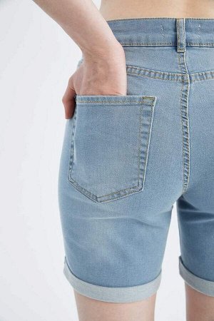 Мини-джинсовые шорты с нормальной талией и складками на концах