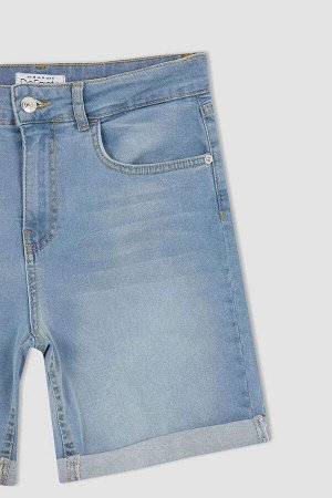 Мини-джинсовые шорты с нормальной талией и складками на концах