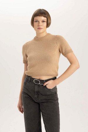 Приталенный свитер с круглым вырезом и короткими рукавами
