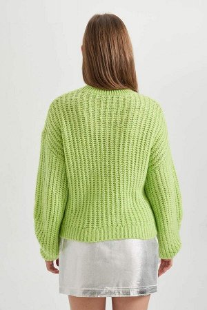 Крутой свитер оверсайз с круглым вырезом