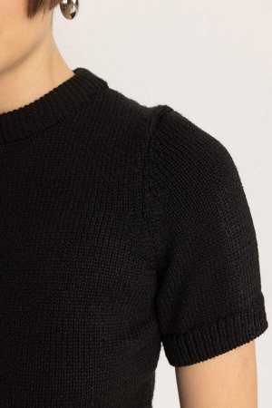 Приталенный свитер с круглым вырезом и короткими рукавами