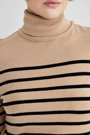 Полосатый свитер с высоким воротником обычного кроя
