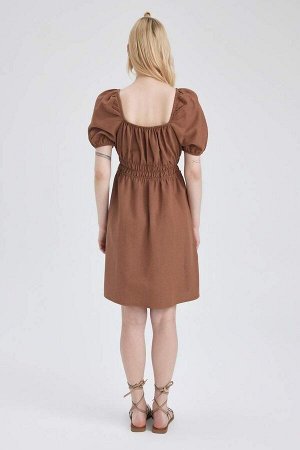 Льняное мини-платье с квадратным вырезом и короткими рукавами