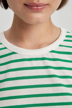 Полосатая футболка с круглым вырезом и короткими рукавами оверсайз