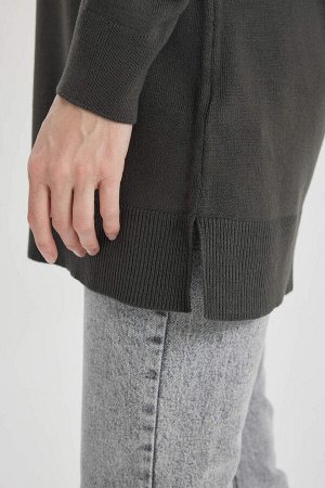 Трикотажный свитер-туника стандартного кроя с круглым вырезом