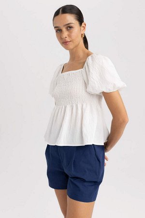 Приталенная блузка с квадратным вырезом и короткими рукавами