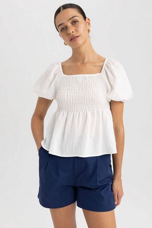 Приталенная блузка с квадратным вырезом и короткими рукавами