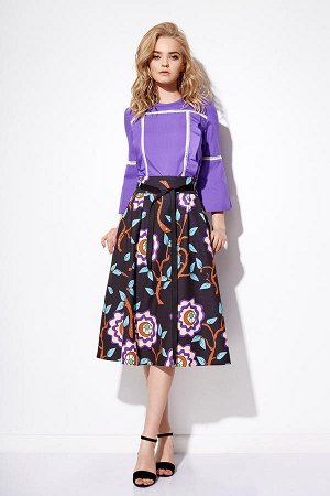 Блуза Блуза Anna Majewska 1099 purple 
Состав ткани: Хлопок-100%; 
Рост: 170 см.

Блуза прямого силуэта из текстильного блузочного полотна, круглым вырезом, длинными расклешенными рукавами 7/8, круже