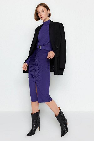 Темно-фиолетовое приталенное  платье с высоким воротником и драпировкой и поясом