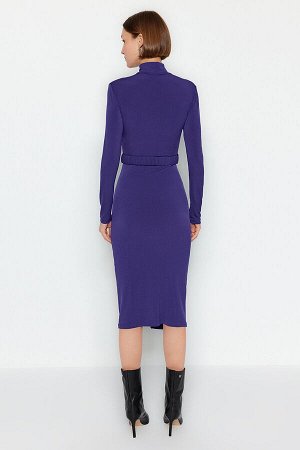 Темно-фиолетовое приталенное  платье с высоким воротником и драпировкой и поясом