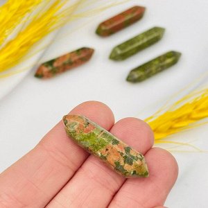 Кристалл двухконечный из Унакита
