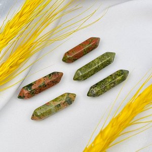 Кристалл двухконечный из Унакита