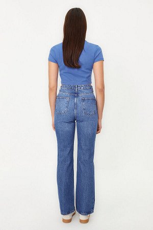 Синие прямые джинсы с завышенной талией