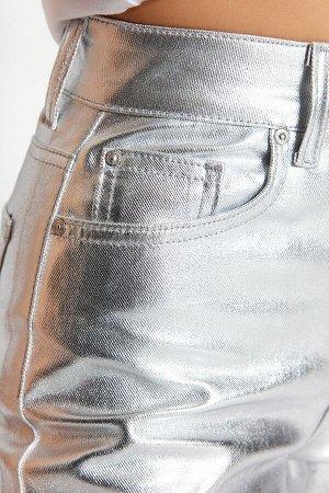 Серебристые блестящие прямые джинсы с высокой талией и металлическим принтом