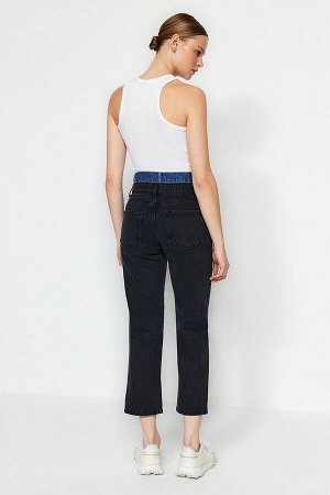 Прямые джинсы с высокой талией и черным поясом с цветовыми блоками