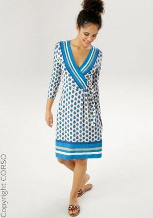 Платье Одеваться бренд Aniston SELECTED (Kleid) Цвет изделия: сине-белый Бренд: Aniston SELECTED Ассортимент: Da. Платья Размерная категория: Обычные размеры Женское платье с V-образным вырезом с запа